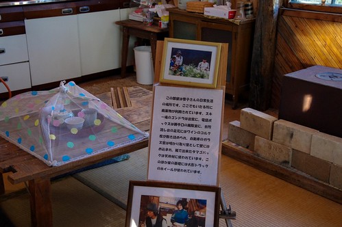 th_hkd121027-27