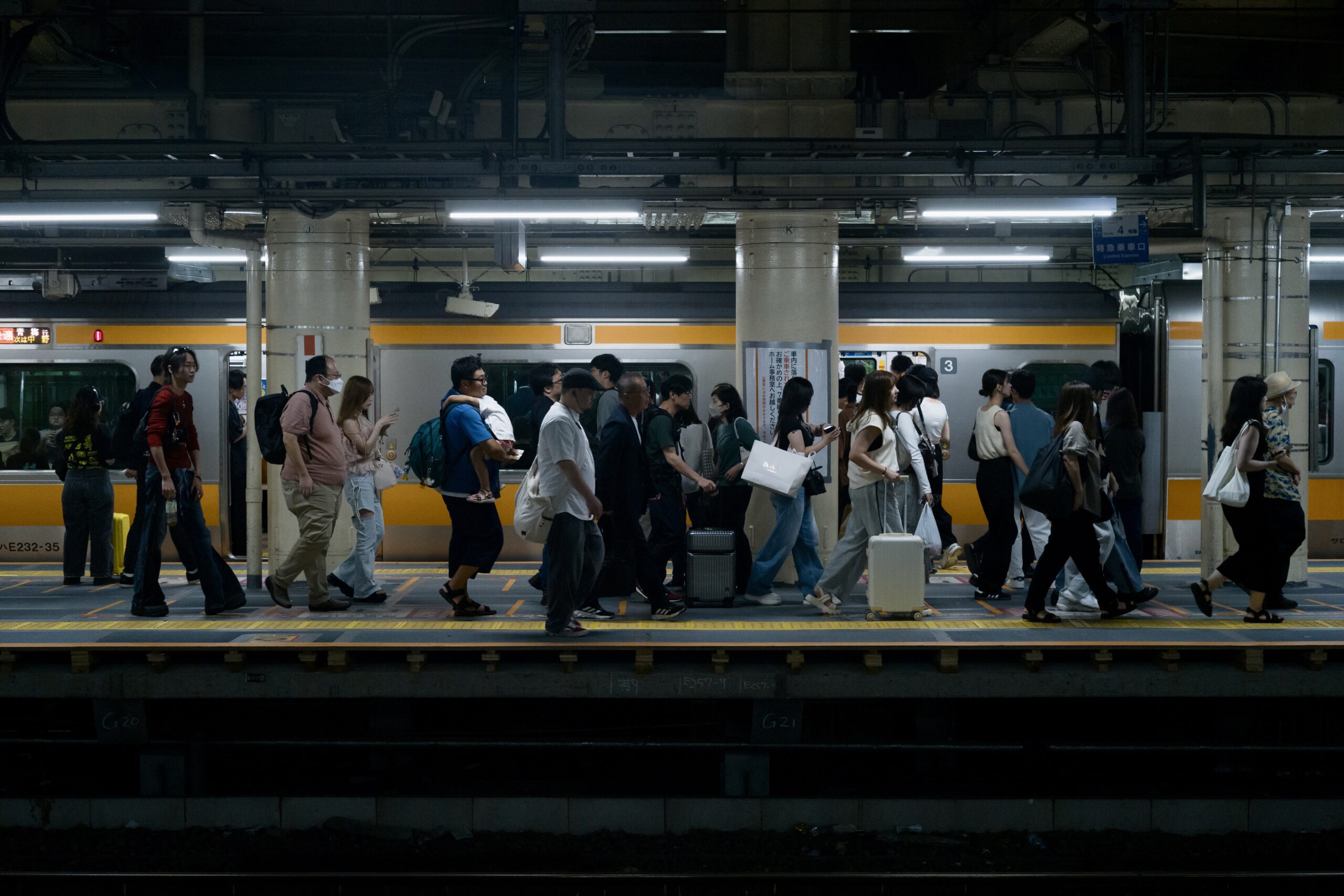 新宿駅のホームを行き交う人々