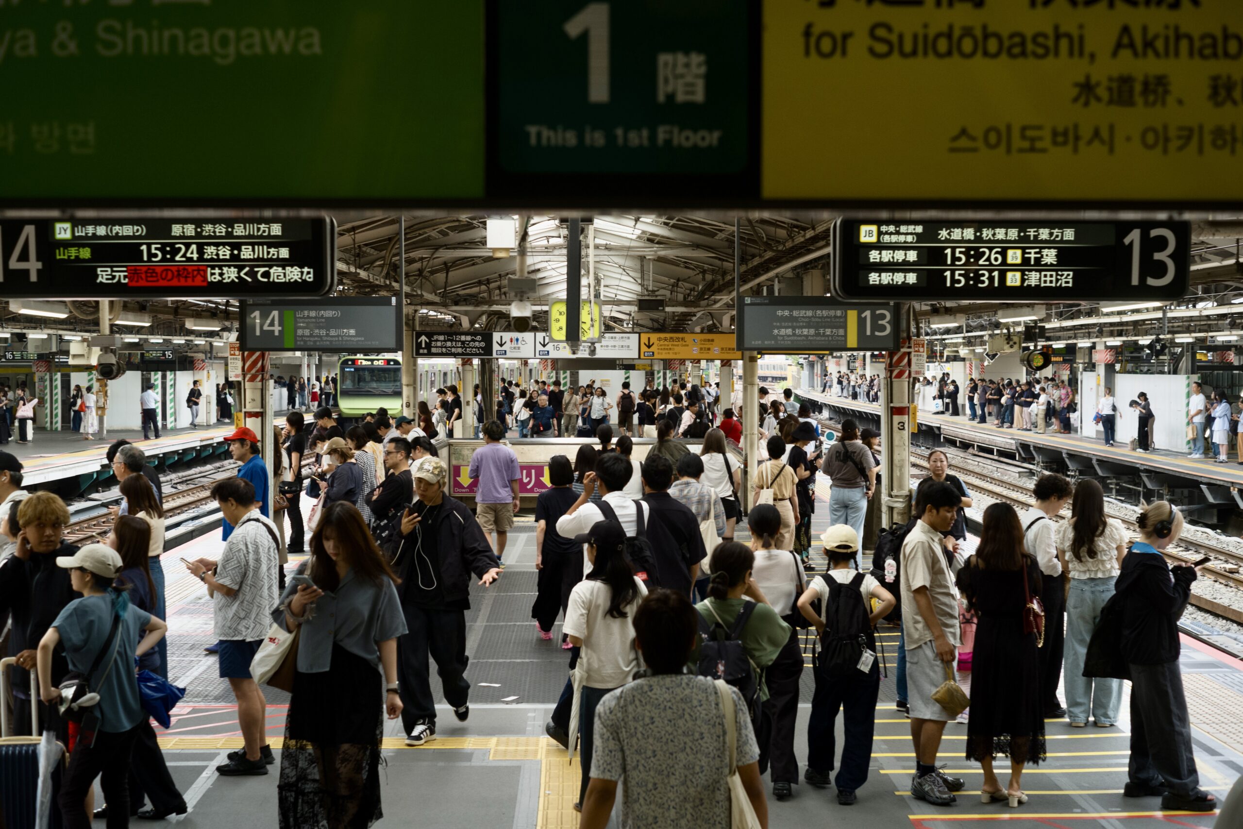 新宿駅のホームと発車案内