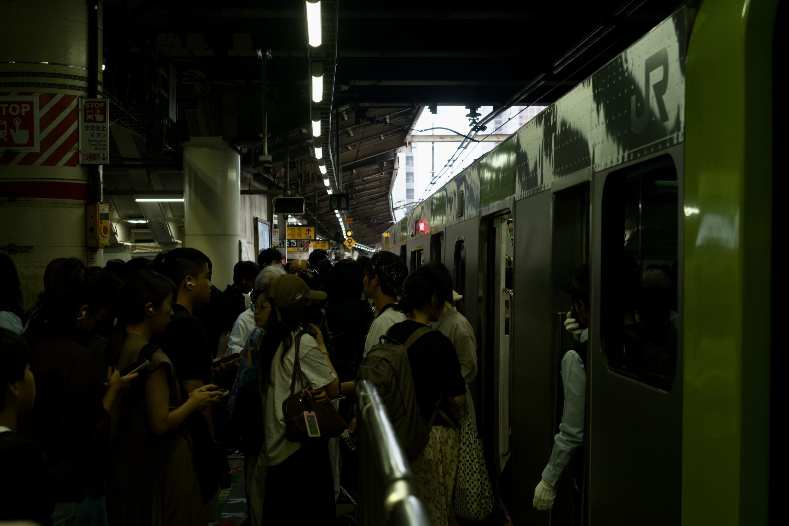 新宿駅の混雑したホームと列車